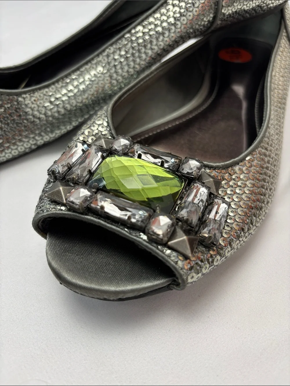 Kenneth‎ Cole Womens 9.5 Silver Peep-Toe Flats with Green Gem Accent #443